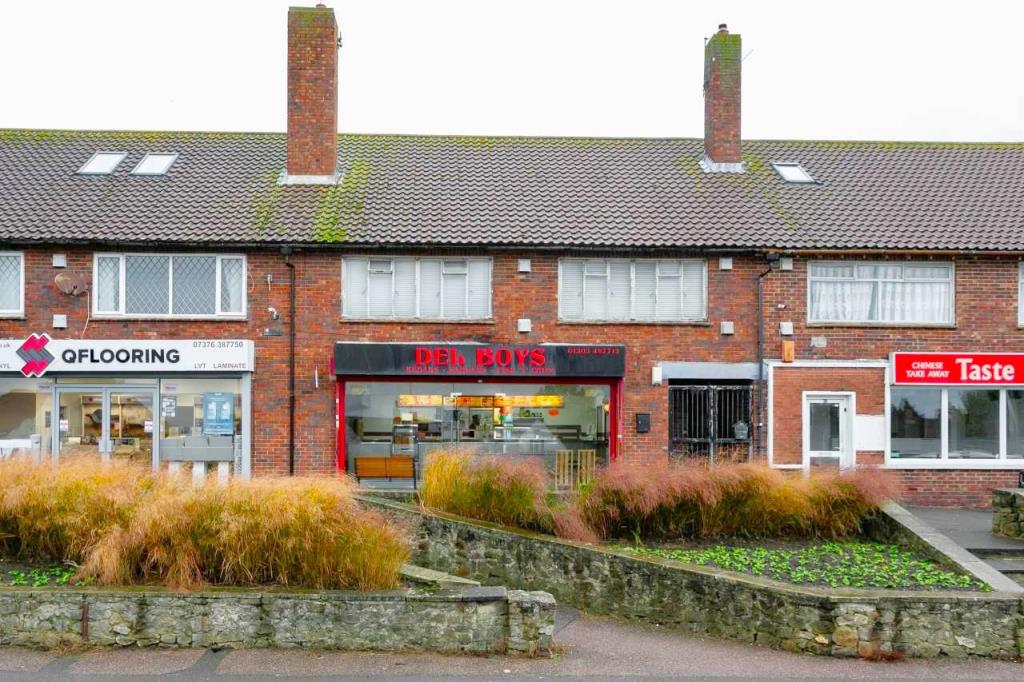 Lot: 121 - FREEHOLD COMMERCIAL INVESTMENT PLUS RESIDENTIAL GROUND RENT - front of property